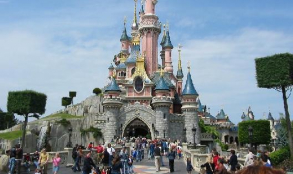 Prințul saudit Fahd al-Soud s-a distrat trei zile la Disneyland Paris împreună cu 60 de invitați personali și a cheltuit 15 milioane de euro pentru rezervarea de spectacole și acțiuni. 