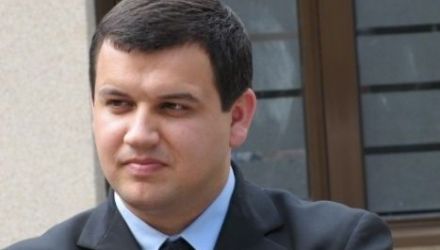 În cadrul dialogului cu tinerii, candidatul ARD a dat asigurări că va reprezenta interesele tuturor românilor