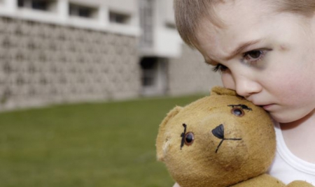 În mărturie, tânăra femeie a explicat că fiul ei a căzut la pământ murmurând versete din Coran. 