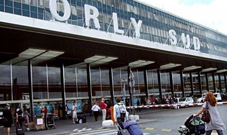 Potrivit unui purtător de cuvânt al Aeroporturilor din Paris (ADP), avionul "şi-a încheiat cursa pe lângă pistă".