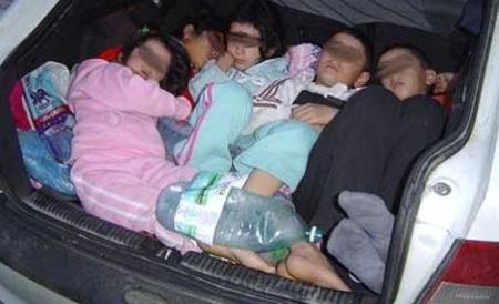 Microbuzul a fost confiscat, iar românii şi-au continuat călătoria cu trenul.