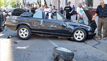 Presa din Ucraina scrie că două mașini implicate în accident au numere de înmatriculare moldovenești.     