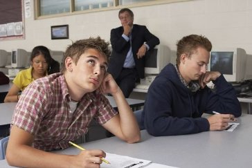 Oamenii legii continuă investigaţiile pentru a stabili dacă mai sunt studenţi care au dat bani pentru susţinerea examenului.