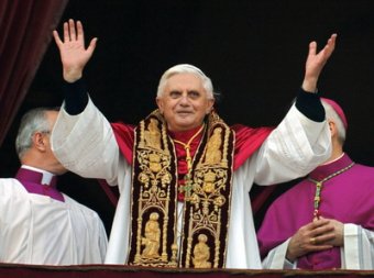 Неожиданная отставка Бенедикта XVI с поста главы Римской католической церкви до сих пор остается темой для обсуждения в прессе. 