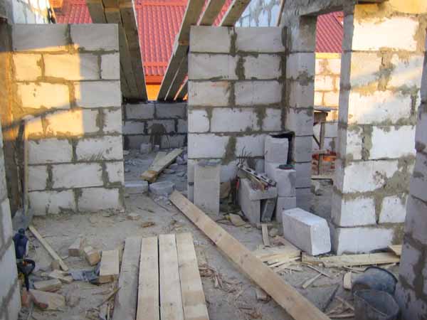 De specificat că la intervenția inspectorilor pe șantierul de construcție, unul din proprietarii garajelor a început să demoleze două din cele șase garaje. 