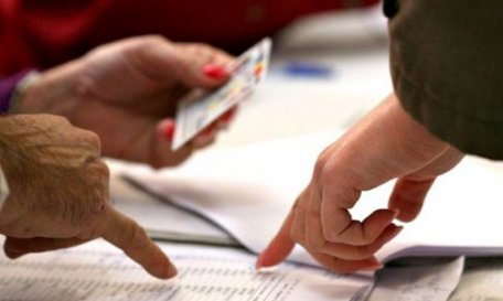 Coruperea alegătorilor în timpul campaniilor electorale va fi pedepsită contravenţional sau penal.