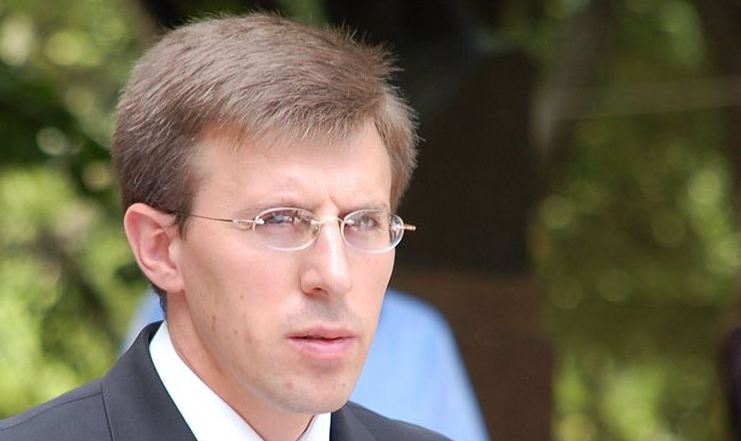 Primarul general a decis că cea mai bună justificare pentru drumurile proaste din Capitală este să le compare cu sine