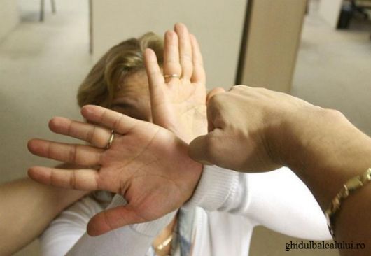 Potrivit sursei, în iunie curent, un bărbat a fost impus de instanţa de judecată să părăsească locuinţa deoarece le agresa fizic şi moral pe mama şi sora sa.