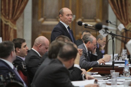 Guvernul AIE-2, condus de Vlad Filat, a fost demis pe 5 martie, cu votul a 54 de parlamentari, în urma unei moţiuni de cenzură depusă de PCRM.