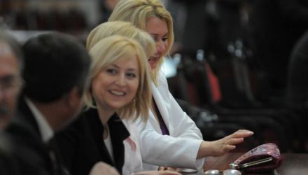 Pentru că deputatul comunist insista că acest proiect este unul prost, președintele Comisiei protecție socială