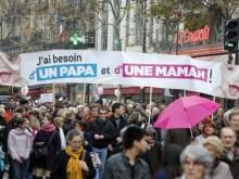  Sute de mii de oameni au protestat duminică la Paris.