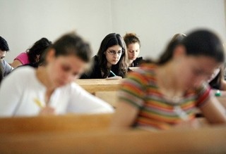 Aproximativ 50 la sută dintre elevii de liceu absolvenți ai anului 2012 au apelat la diferite metode prin care au fraudat examenul.