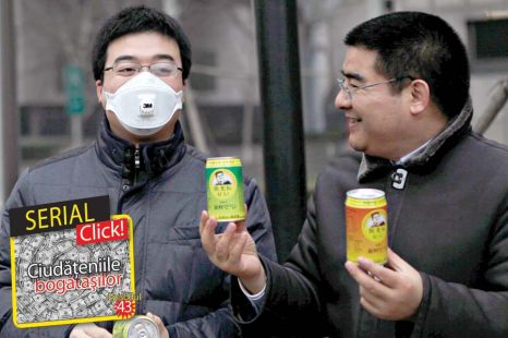 Milionarul chinez Chen Guangbiao are grijă ca oamenii să respire aer curat şi le dă lecţii să nu se îngraşe