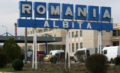 Румынские таможенники задержали утром 14 декабря фуру, в которой обнаружили сотни тысяч пачек сигарет из Молдовы.