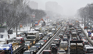 В ночь на вторник южный циклон принес в Москву сильный снегопад, сопровождаемый порывами ветра. 