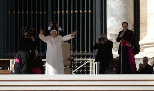 Papa Benedict al XVI-lea a ajuns miercuri în Piaţa Sfântul Petru pentru ultima audienţă din timpul pontificatului său, care a durat aproape opt ani.