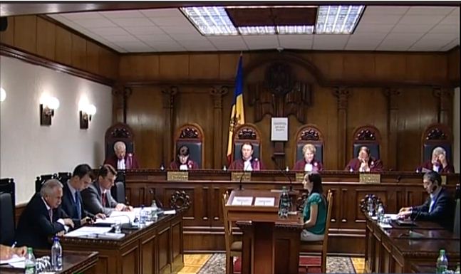 КС рассматривал жалобу коммунистов, которые считают, что депутатов нельзя наказывать за немотивированное отсутствие на заседаниях парламента.