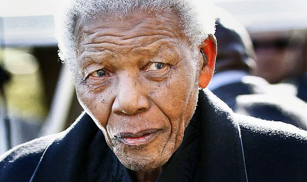 Nelson Mandela, în vârstă de 94 de ani, a petrecut a patra noapte într-un spital din Pretoria, unde se află într-o stare gravă.