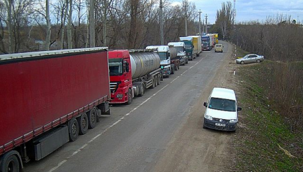 Blocaj la punctele de trecere a frontierei din vestul ţării. La Sculeni şi Leuşeni camioanele au format cozi imense. 