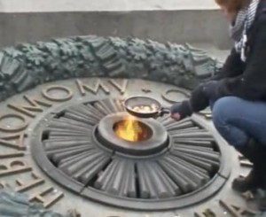 Печерский районный суд Киева вынес приговор украинке, которая в декабре 2010 года жарила яичницу на Вечном огне.