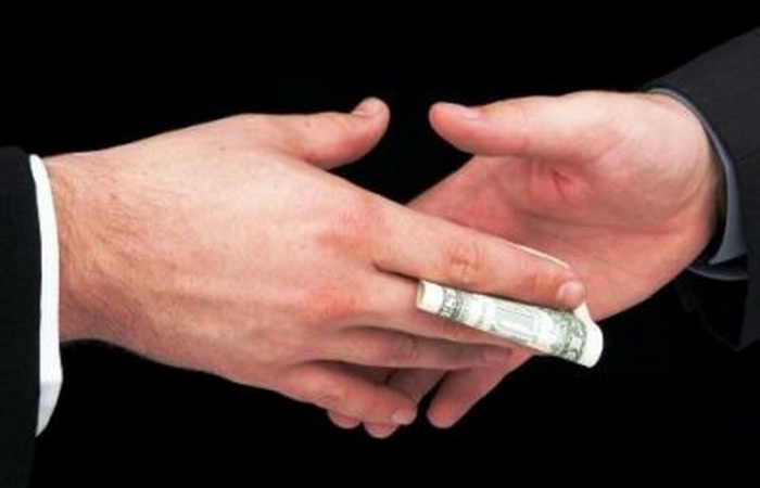 Bărbatul a fost reţinut în flagrant, după primirea banilor, iar acum are interdicţia de a părăsi ţara.