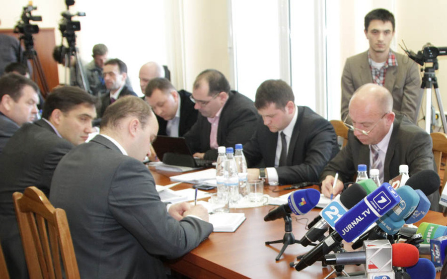 Membrii comunişti din Comisia de anchetă s-au grăbit să comenteze decizia preşedintelui