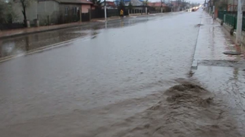 Meteorologii atenţionează că în zonele de deal, de munte şi în nord, cantităţile de apă vor putea depăşi 50-60 de litri pe metru pătrat.