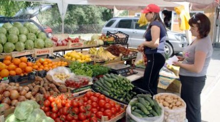 Продавцы скучают: жара и мало покупателей