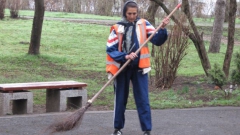 Muncitorii sunt nemulţumiţi de salariile mici, de calitatea uneltelor, dar spun că se descurcă cum pot.