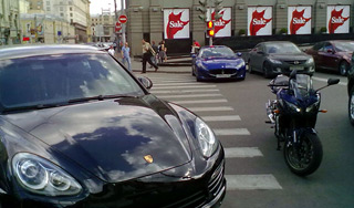 В Москве начинают постепенно вводить платную зону парковки.