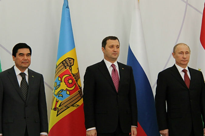 Во дворце, где проходило мероприятия, главы всех одиннадцати делегаций вышли на протокольное фото, Филат оказался рядом с президентом России - Путиным. Фото: gov.md