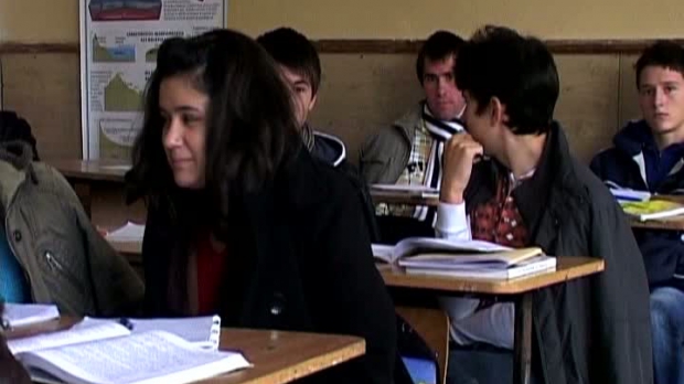 Pe pagina de socializare destinată evenimentului tinerii scriu că ar putea veni şi cu perne ori termos pentru ceai. 