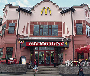 Житель Москвы потребовал в суде у сети питания McDonald's полмиллиона за отравление своего сына. Фото: GLOBAL LOOK press