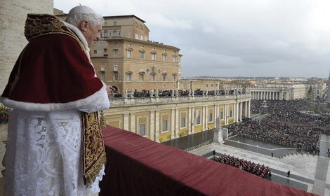 Benedict al XVI-lea l-a asigurat, joi, pe viitorul Papă de "respectul şi supunerea sa necondiţionată".