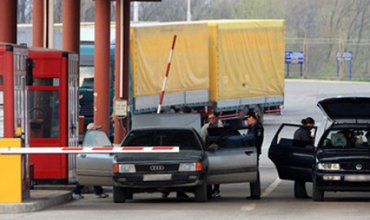 A încercat să corupă un poliţist de frontieră, ca ultimul să-i organizeze trecerea ilicită a frontierei de stat.