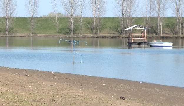Un dig de protecție, înalt de cîțiva zeci de metri și lung de cîteva sute de metri, va fi construit pe litoralul plajei din orășelul Vadul lui Vodă. 