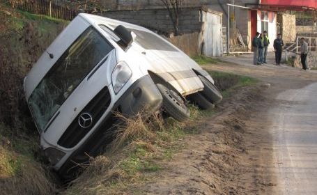 S-a stabilit că microbuzul venea din R. Moldova și nu efectua transport public de persoane, cei aflaţi în vehicul fiind cunoştinţe ale şoferului.
