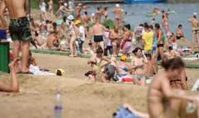 Medicii fac apel către autorităţile locale să curăţe plajele