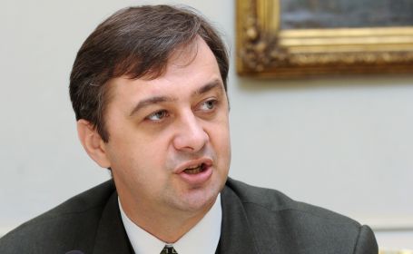 Cat priveste solutiile posibile pentru rezolvarea conflictului nistrean, acesta spune ca trebuie avut in vedere un statut special al regiunii.