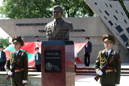 Память Александра Лебедя почтили минутой молчания, к бюсту, установленному в честь генерала, были возложены цветы.