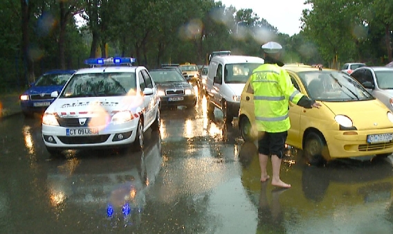 Meteorologii anunţă pentru acest weekend vreme instabilă, cu  averse şi descărcări electrice.