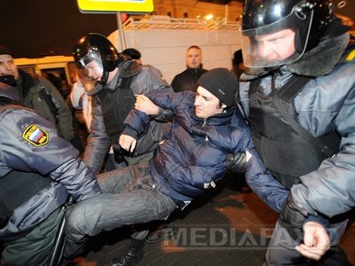 Demonstranţii de stânga au ieşit pe străzi cu steaguri roşii, simbolul comunismului. De asemenea, ei au arborat bannere cu lozinci anti-burgheze
