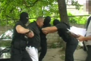 Totodată Varzari menținea legături şi cu “hoţul in lege” Vladimir Moscalciuc, alias „Machena”