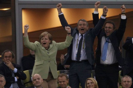 "Am impresia că am dominat. A fost un meci formidabil. Felicitări, continuaţi tot aşa!''
