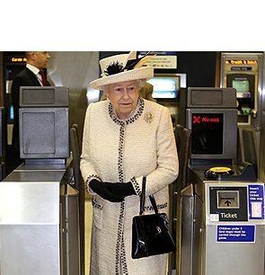 Елизавета II в метро. Фото: Getty Images/Fotobank.ru