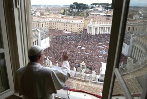 Papa Francisc a fost ovaţionat duminică de o mulţime entuziastă de aproximativ 150.000 de persoane venite să asiste la prima sa rugăciune Angelus.