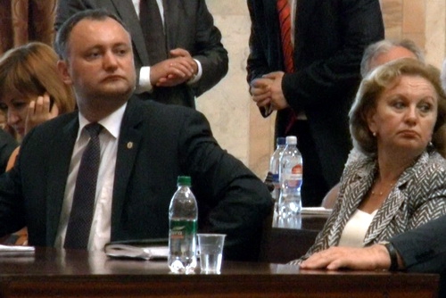 Политику экс-премьера Молдовы, а ныне депутата парламента Зинаиды Гречаной подвергли критике за поддержку курса правящих партий и проводимые ими антисоциальные реформы.