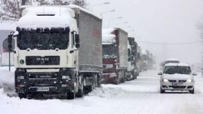 Din cauza ninsorilor abundente, autorităţile române au închis vama Albiţa.