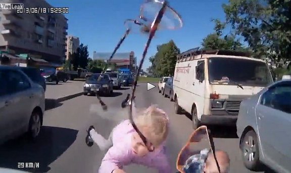 În acest accident, se pare că şoferul o ia pe contrasens, iar mama copiilor nu ia în calcul posibilitatea ca o maşină să vină din acest sens. 