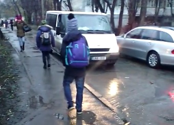 Родители требуют в срочном порядке отремонтировать дорогу и установить ограничители для автомобилей.  